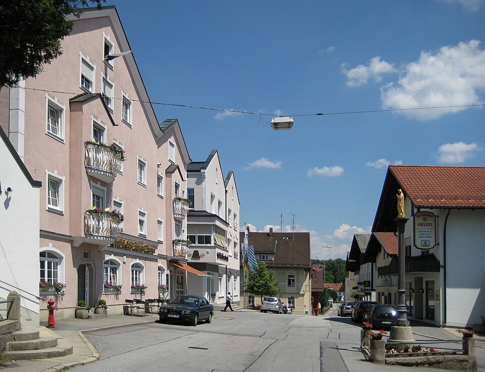 Dach-Fachbetriebe in Hutthurm: Marktplatz – Foto: Aconcagua Dach-Fachbetriebe in Hutthurm: Marktplatz