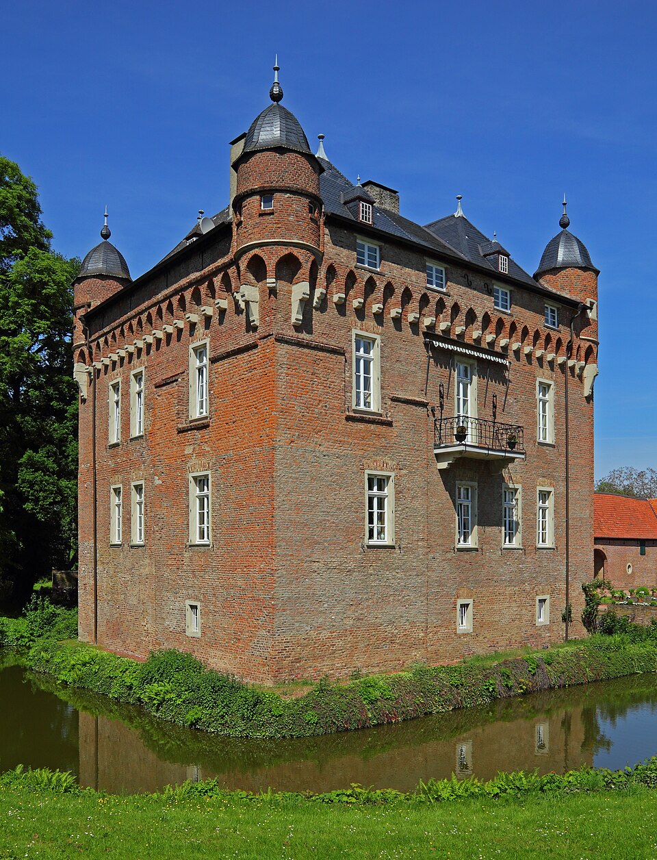 Dach-Fachbetriebe in Kerpen: Schloss – Foto: A.Savin Dach-Fachbetriebe in Kerpen: Schloss