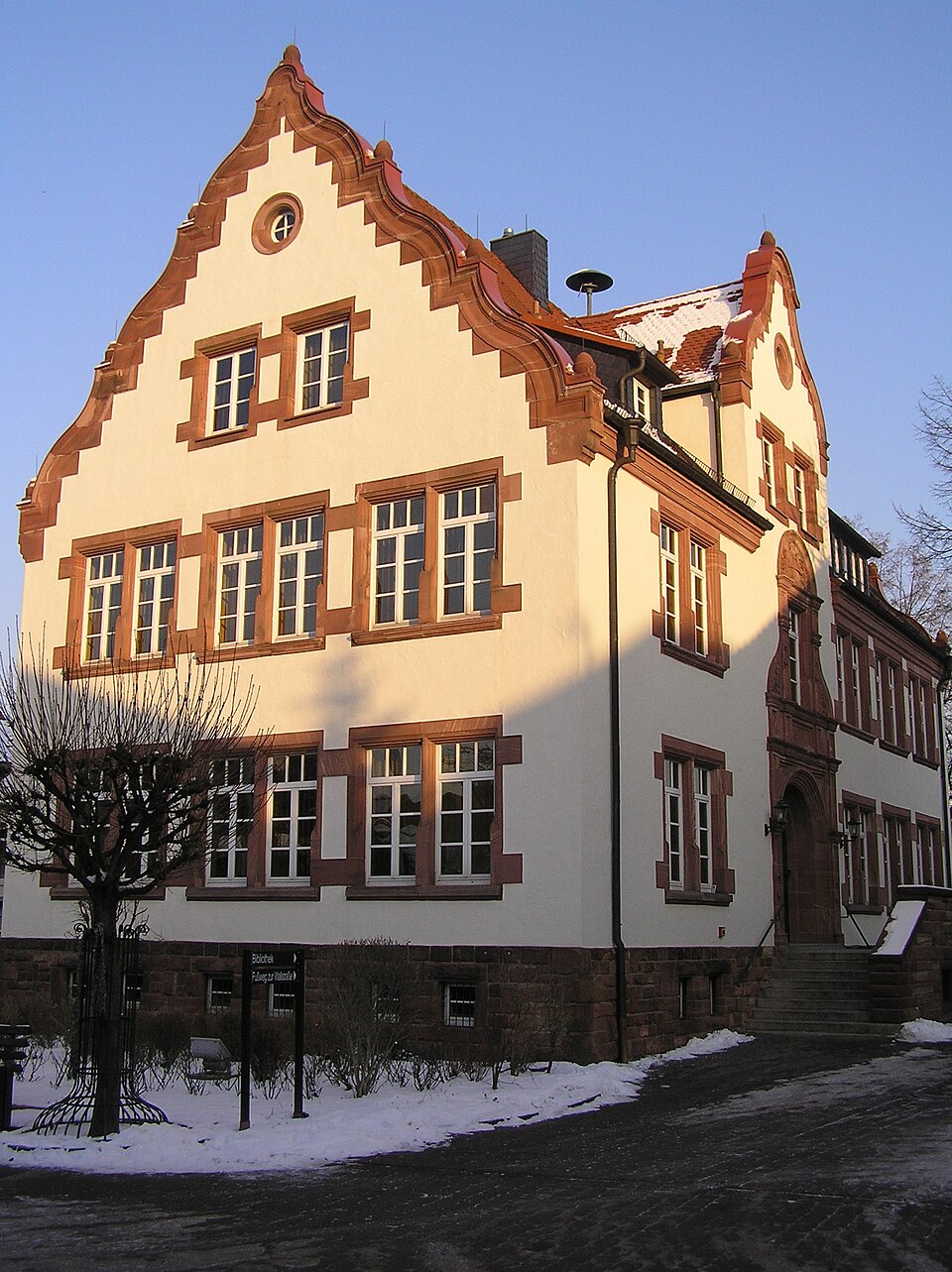 Dach-Fachbetriebe in Kleinwallstadt: Rathaus – Foto: Tilman AB Dach-Fachbetriebe in Kleinwallstadt: Rathaus
