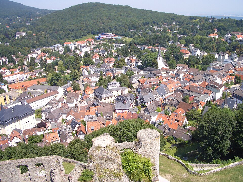 Dach-Fachbetriebe in Königstein im Taunus: Stadt von Burg – Foto: Brion Vibber Dach-Fachbetriebe in Königstein im Taunus: Stadt von Burg