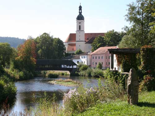 Dach-Fachbetriebe in Kötzting: Bad, Blick auf Regenbrücke und Stadtpfarrkirche – Foto: Samuel2005 Dach-Fachbetriebe in Kötzting: Bad, Blick auf Regenbrücke und Stadtpfarrkirche