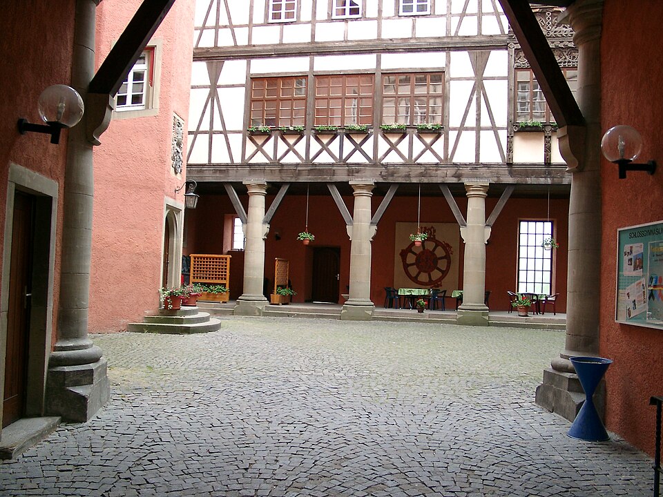 Dach-Fachbetriebe in Künzelsau: Residenzschloss Innenhof – Foto: Rudolf Stricker Dach-Fachbetriebe in Künzelsau: Residenzschloss Innenhof