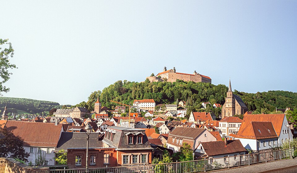 Dach-Fachbetriebe in Kulmbach: Blick auf und die Plassenburg, Panorama – Foto: DYVER Dach-Fachbetriebe in Kulmbach: Blick auf und die Plassenburg, Panorama