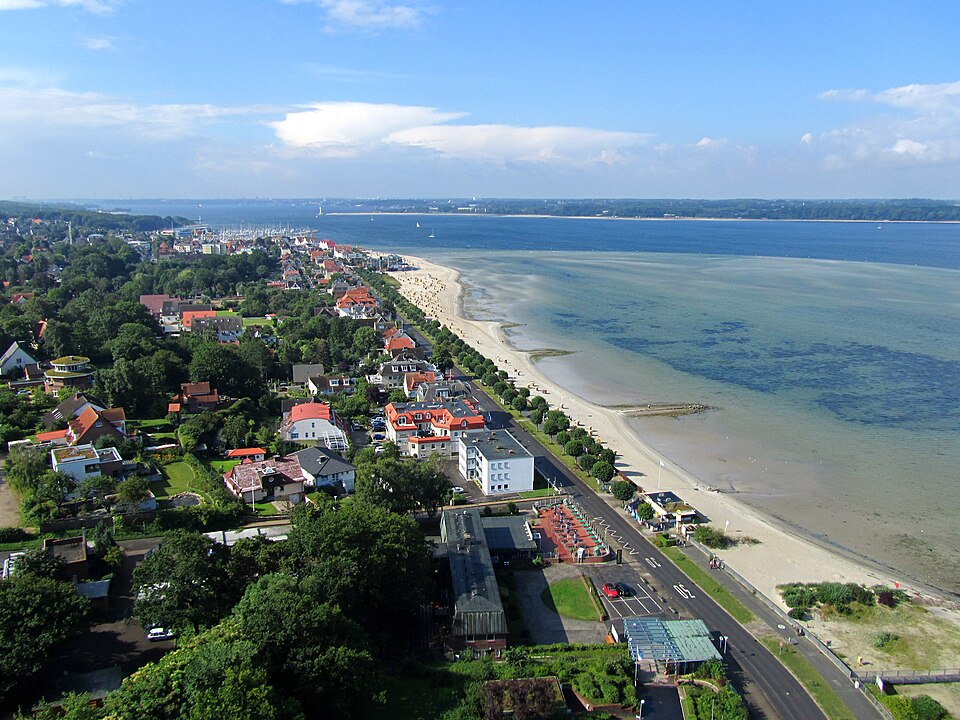 Dach-Fachbetriebe in Laboe: Stadtansicht – Foto: Strandkrabbe Dach-Fachbetriebe in Laboe: Stadtansicht