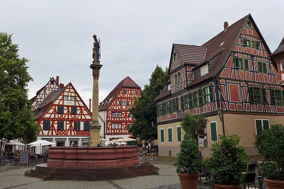 Dach-Fachbetriebe in Ladenburg: Marktplatz – Foto: Bahnfrend Dach-Fachbetriebe in Ladenburg: Marktplatz