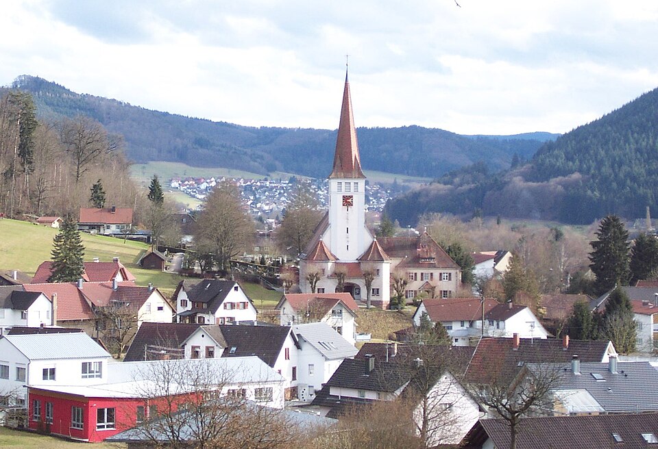 Dach-Fachbetriebe in Lahr/Schwarzwald: Kuhbach b. Lahr, Ortsansicht mit Pfarrkirche – Foto: R.Denzer Dach-Fachbetriebe in Lahr/Schwarzwald: Kuhbach b. Lahr, Ortsansicht mit Pfarrkirche