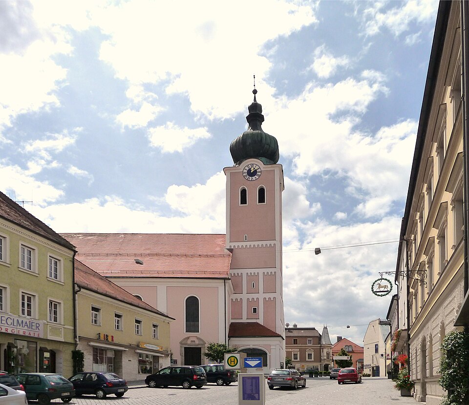 Dach-Fachbetriebe in Landau an der Isar: Stadtpfarrkirche – Foto: Konrad Lackerbeck Dach-Fachbetriebe in Landau an der Isar: Stadtpfarrkirche