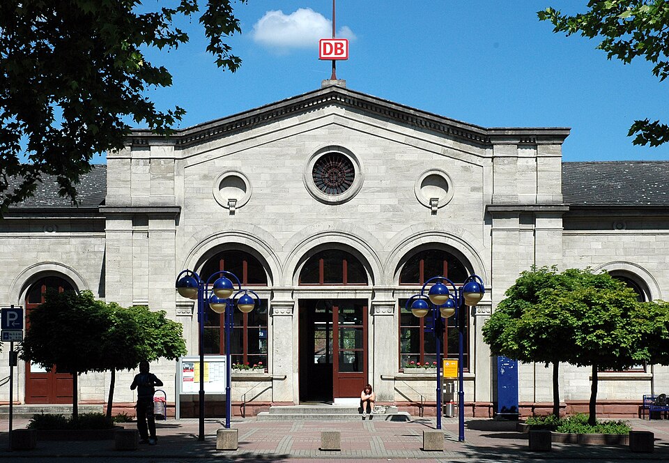 Dach-Fachbetriebe in Lauda-Königshofen: Bahnhof – Foto: K. Jähne Dach-Fachbetriebe in Lauda-Königshofen: Bahnhof