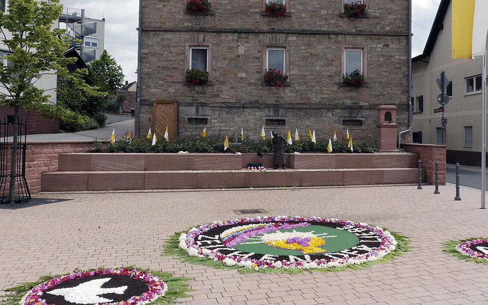 Dach-Fachbetriebe in Laufach: Lindenplatz – Foto: hwhlaufach Dach-Fachbetriebe in Laufach: Lindenplatz