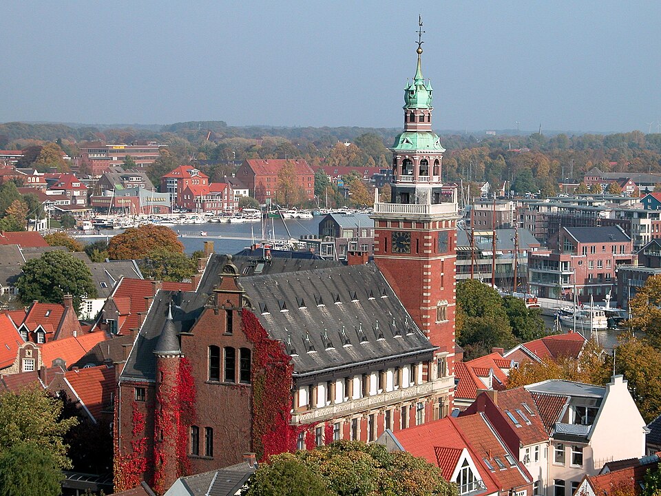Dach-Fachbetriebe in Leer (Ostfriesland): Leer Rathaus Hafen – Foto: Benutzer:Brunswyk Dach-Fachbetriebe in Leer (Ostfriesland): Leer Rathaus Hafen