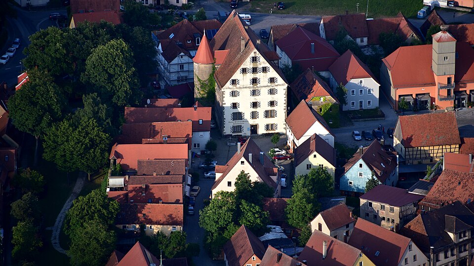 Dach-Fachbetriebe in Leutershausen: Ehemaliges markgräfliches Stadtschloss – Foto: Wolkenkratzer Dach-Fachbetriebe in Leutershausen: Ehemaliges markgräfliches Stadtschloss