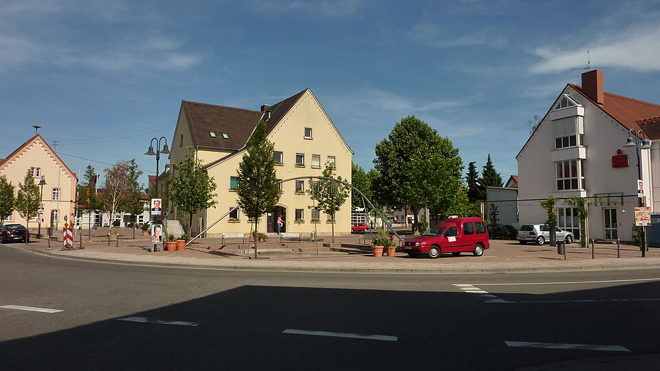 Dach-Fachbetriebe in Lingenfeld: Rathausplatz – Foto: Dom.schelter Dach-Fachbetriebe in Lingenfeld: Rathausplatz