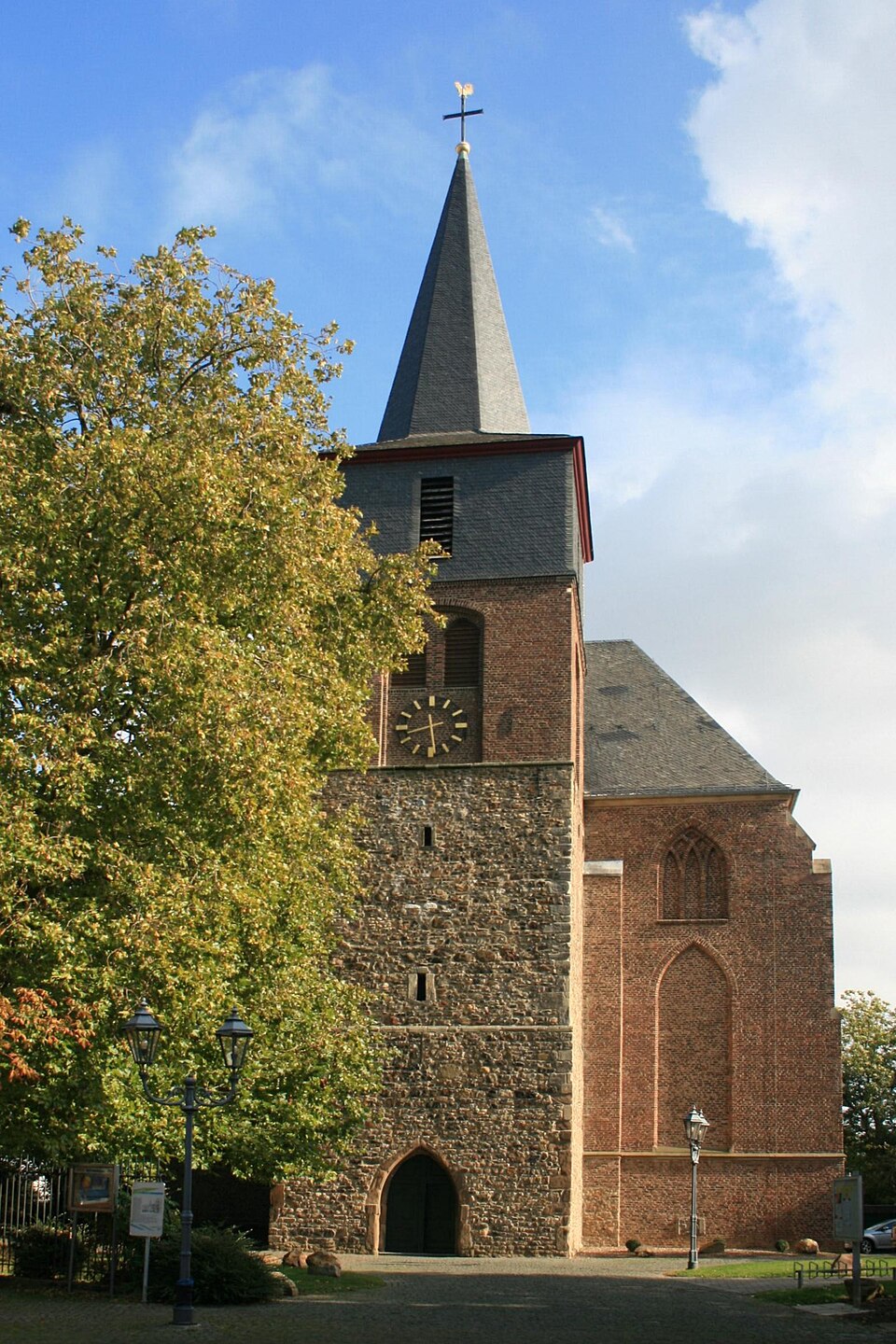 Dach-Fachbetriebe in Linnich: Denkmal-Nr. Kirchplatz – Foto: Käthe und Bernd Limburg Dach-Fachbetriebe in Linnich: Denkmal-Nr. Kirchplatz