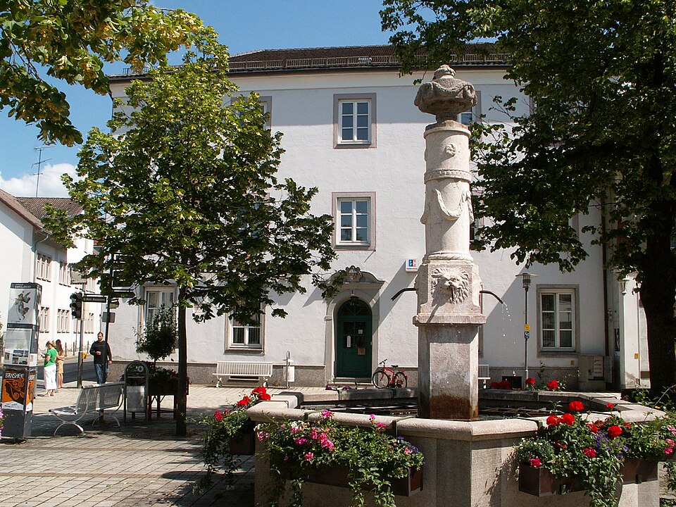 Dach-Fachbetriebe in Marktoberdorf: MOD, Amtshaus ehem, Marktbrunnen – Foto: Flodur63 Dach-Fachbetriebe in Marktoberdorf: MOD, Amtshaus ehem, Marktbrunnen