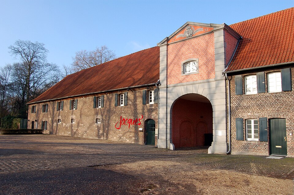 Dach-Fachbetriebe in Meerbusch: Haus – Foto: Lyzzy Dach-Fachbetriebe in Meerbusch: Haus