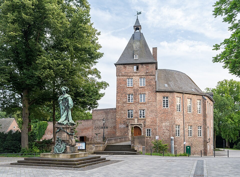 Dach-Fachbetriebe in Moers: Schloss – Foto: Steffen Schmitz Dach-Fachbetriebe in Moers: Schloss