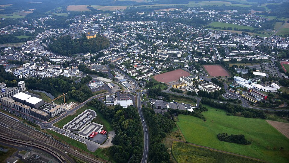 Dach-Fachbetriebe in Montabaur: Stadtansicht – Foto: Wolkenkratzer Dach-Fachbetriebe in Montabaur: Stadtansicht
