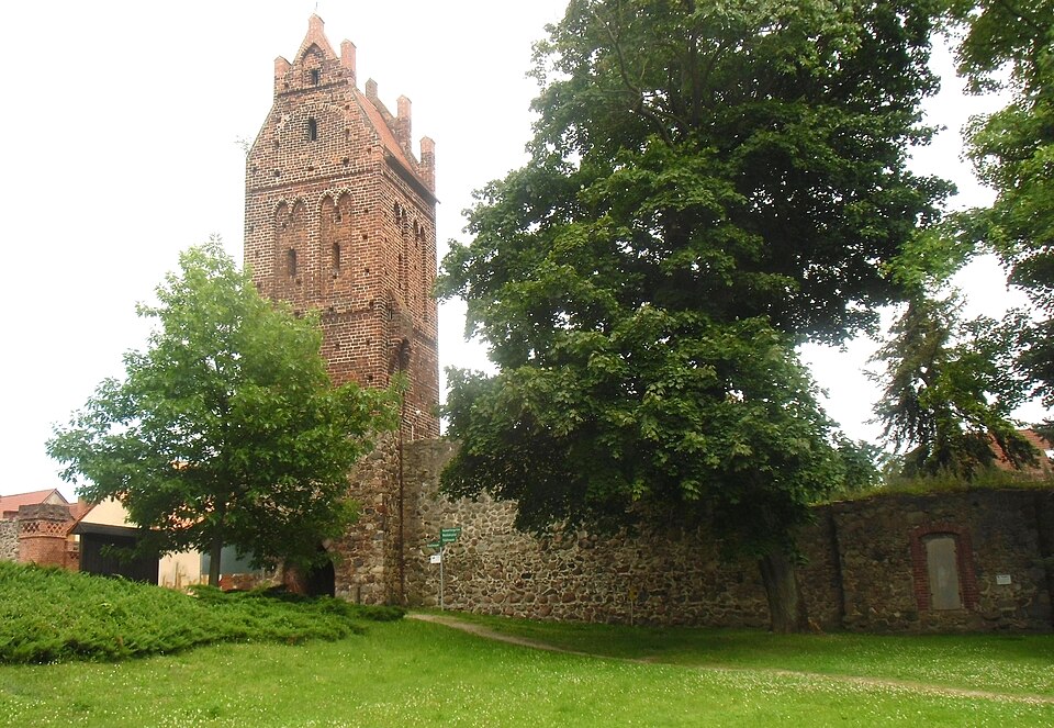 Dach-Fachbetriebe in Müncheberg: Stadtmauer mit Berliner Torturm – Foto: Kvikk Dach-Fachbetriebe in Müncheberg: Stadtmauer mit Berliner Torturm