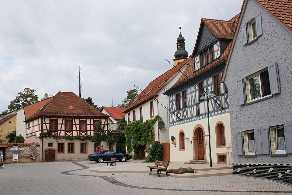 Dach-Fachbetriebe in Nackenheim: Carl-Zuckmayer-Platz – Foto: paddy Dach-Fachbetriebe in Nackenheim: Carl-Zuckmayer-Platz