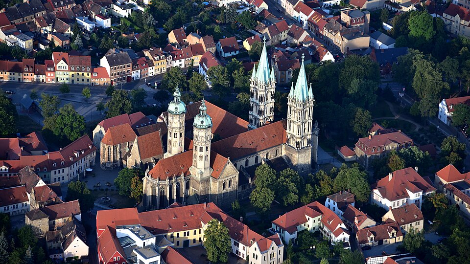 Dach-Fachbetriebe in Naumburg (Saale): KLG Naumburger Dom – Foto: Wolkenkratzer Dach-Fachbetriebe in Naumburg (Saale): KLG Naumburger Dom