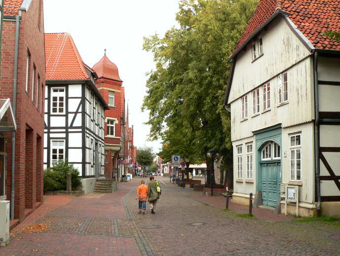 Dach-Fachbetriebe in Neustadt am Rübenberge: Fußgängerzone – Foto: AxelHH at German Wikipedia Dach-Fachbetriebe in Neustadt am Rübenberge: Fußgängerzone