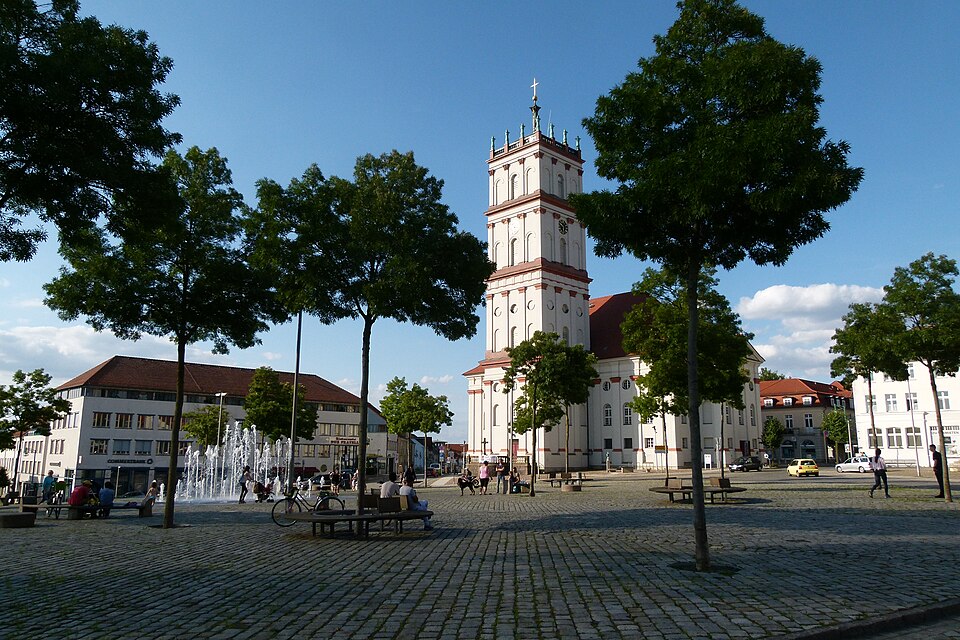 Dach-Fachbetriebe in Neustrelitz: Marktplatz mit Stadtkirche – Foto: Bodow Dach-Fachbetriebe in Neustrelitz: Marktplatz mit Stadtkirche