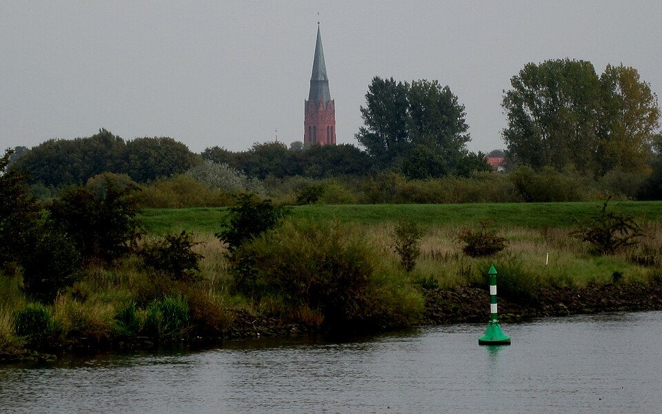 Dach-Fachbetriebe in Nienburg/Weser: Weser Nienburg Martinskirche – Foto: Corradox Dach-Fachbetriebe in Nienburg/Weser: Weser Nienburg Martinskirche