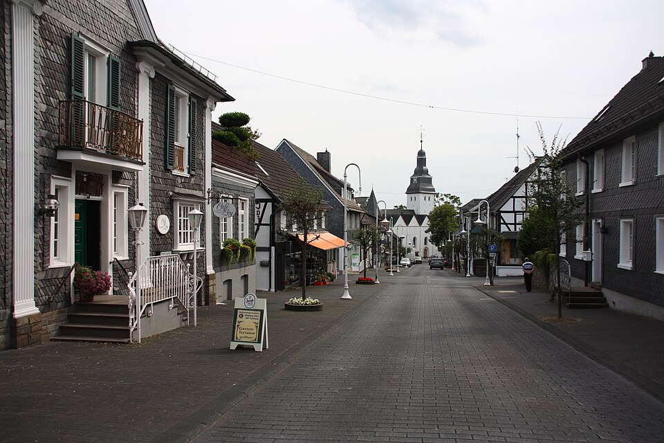 Dach-Fachbetriebe in Nümbrecht: Hauptstraße – Foto: Sebastian Hirsch Dach-Fachbetriebe in Nümbrecht: Hauptstraße