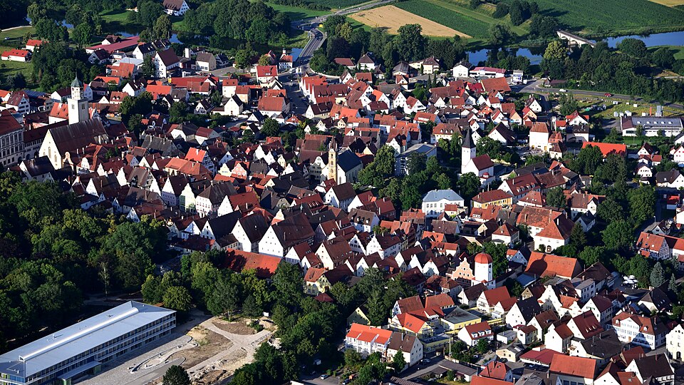 Dach-Fachbetriebe in Oettingen in Bayern: Stadtansicht – Foto: Wolkenkratzer Dach-Fachbetriebe in Oettingen in Bayern: Stadtansicht