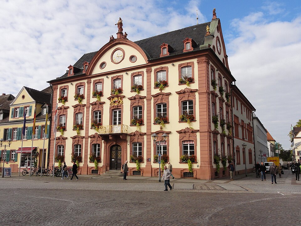 Dach-Fachbetriebe in Offenburg: Rathaus – Foto: Ralph Hammann - Wikimedia Commons Dach-Fachbetriebe in Offenburg: Rathaus