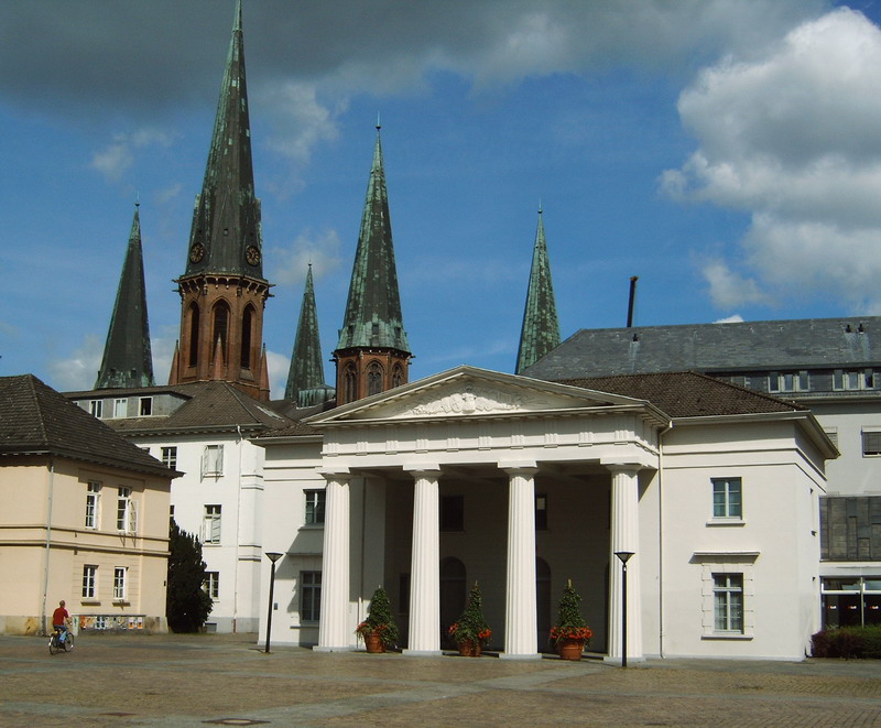 Dach-Fachbetriebe in Oldenburg: Schlosswache mit Lambertikirche – Foto: Marvins21 Dach-Fachbetriebe in Oldenburg: Schlosswache mit Lambertikirche