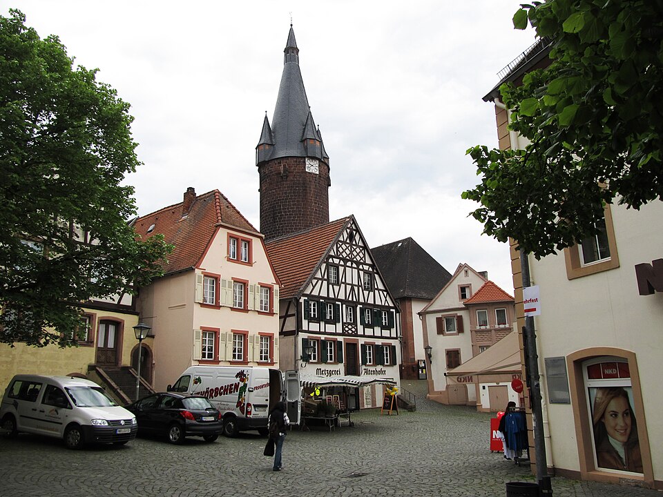 Dach-Fachbetriebe in Ottweiler: Rathausplatz Alter Turm – Foto: Fotoman2012 Dach-Fachbetriebe in Ottweiler: Rathausplatz Alter Turm