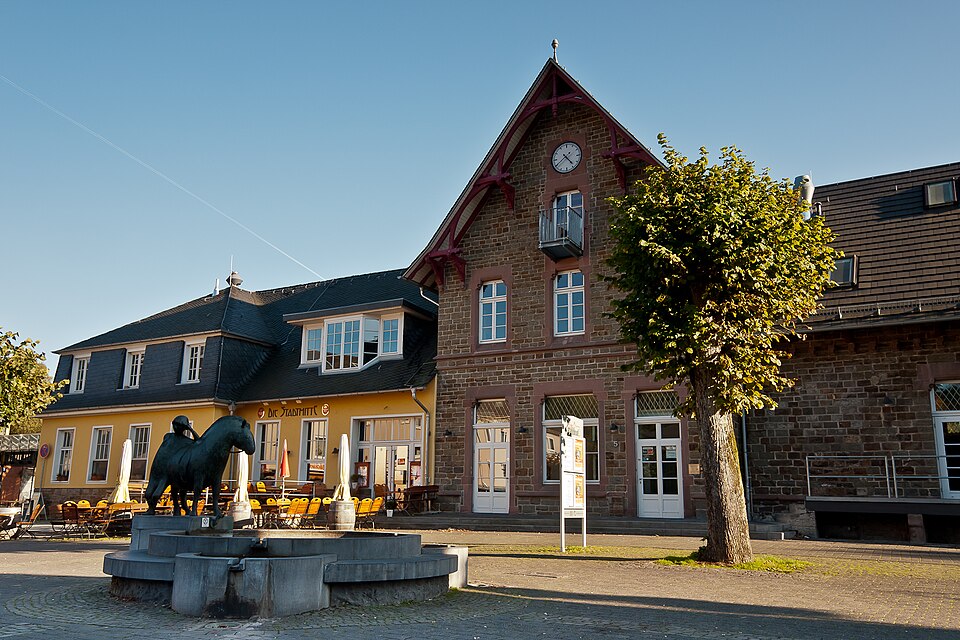 Dach-Fachbetriebe in Overath: Bahnhofsplatz Bahnhof – Foto: CEphoto, Uwe Aranas Dach-Fachbetriebe in Overath: Bahnhofsplatz Bahnhof