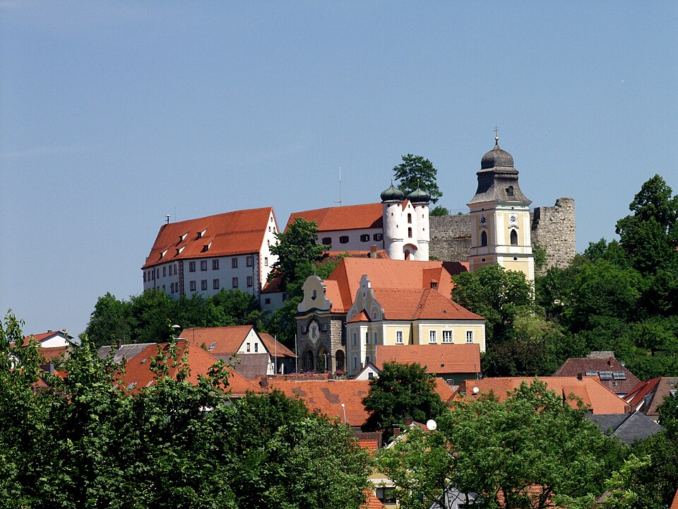Dach-Fachbetriebe in Parsberg: Ortsansicht Burg Kirche – Foto: Burgmuseum Parsberg Dach-Fachbetriebe in Parsberg: Ortsansicht Burg Kirche