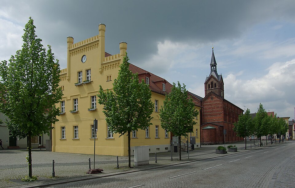 Dach-Fachbetriebe in Peitz: Rathaus und Kirche – Foto: Stefan Fussan Dach-Fachbetriebe in Peitz: Rathaus und Kirche