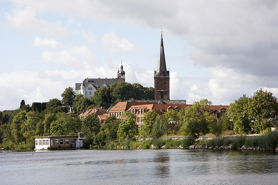 Dach-Fachbetriebe in Plön: Nikolaikirche und Schloss – Foto: W. Bulach Dach-Fachbetriebe in Plön: Nikolaikirche und Schloss