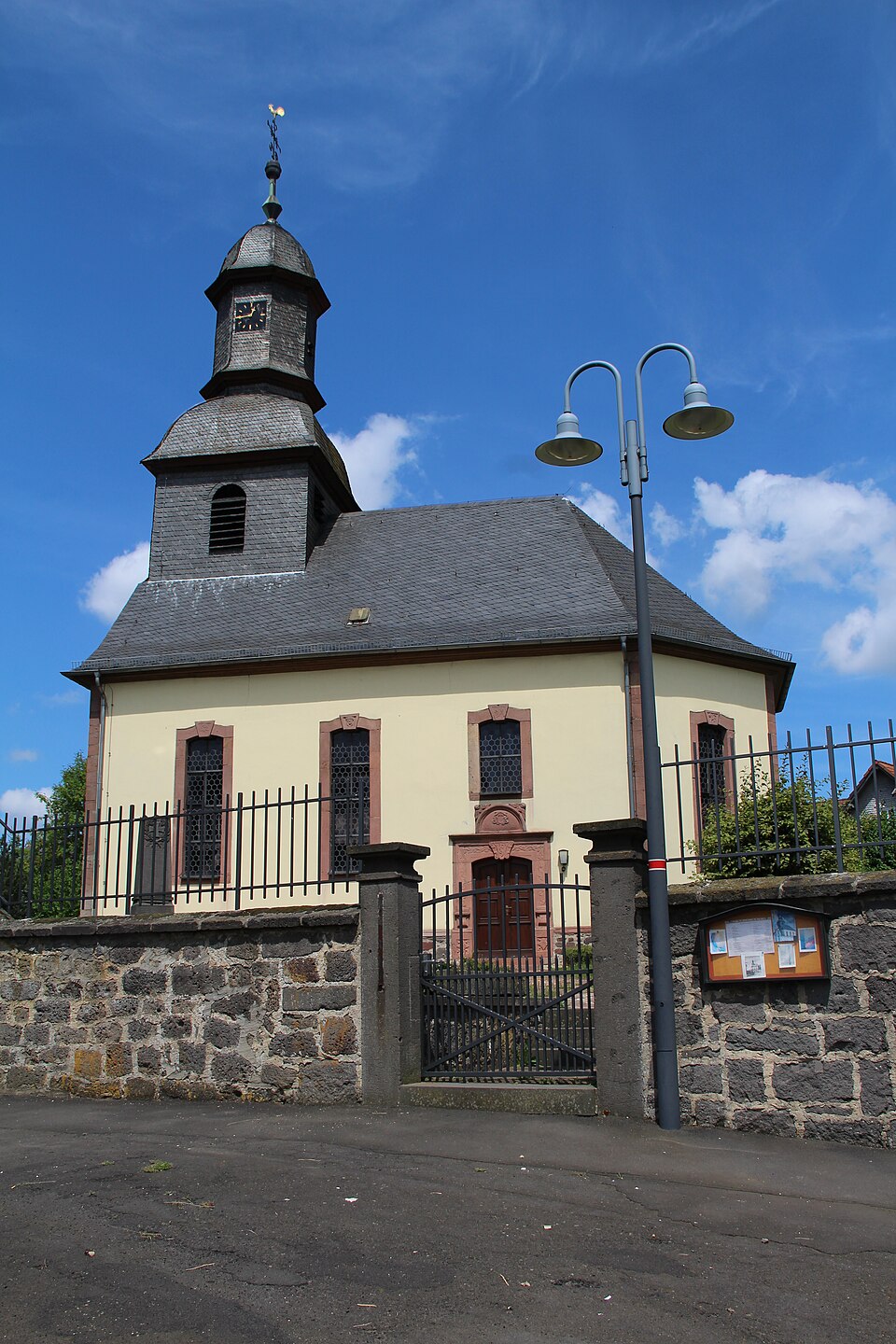 Dach-Fachbetriebe in Rabenau: Evangelische Kirche – Foto: Gerold Rosenberg 11:27, 19 July 2014 Dach-Fachbetriebe in Rabenau: Evangelische Kirche
