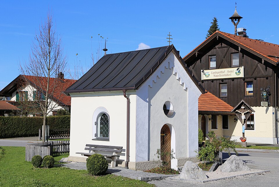 Dach-Fachbetriebe in Raubling: Nicklheimer Str. Kapelle – Foto: Rufus46 Dach-Fachbetriebe in Raubling: Nicklheimer Str. Kapelle