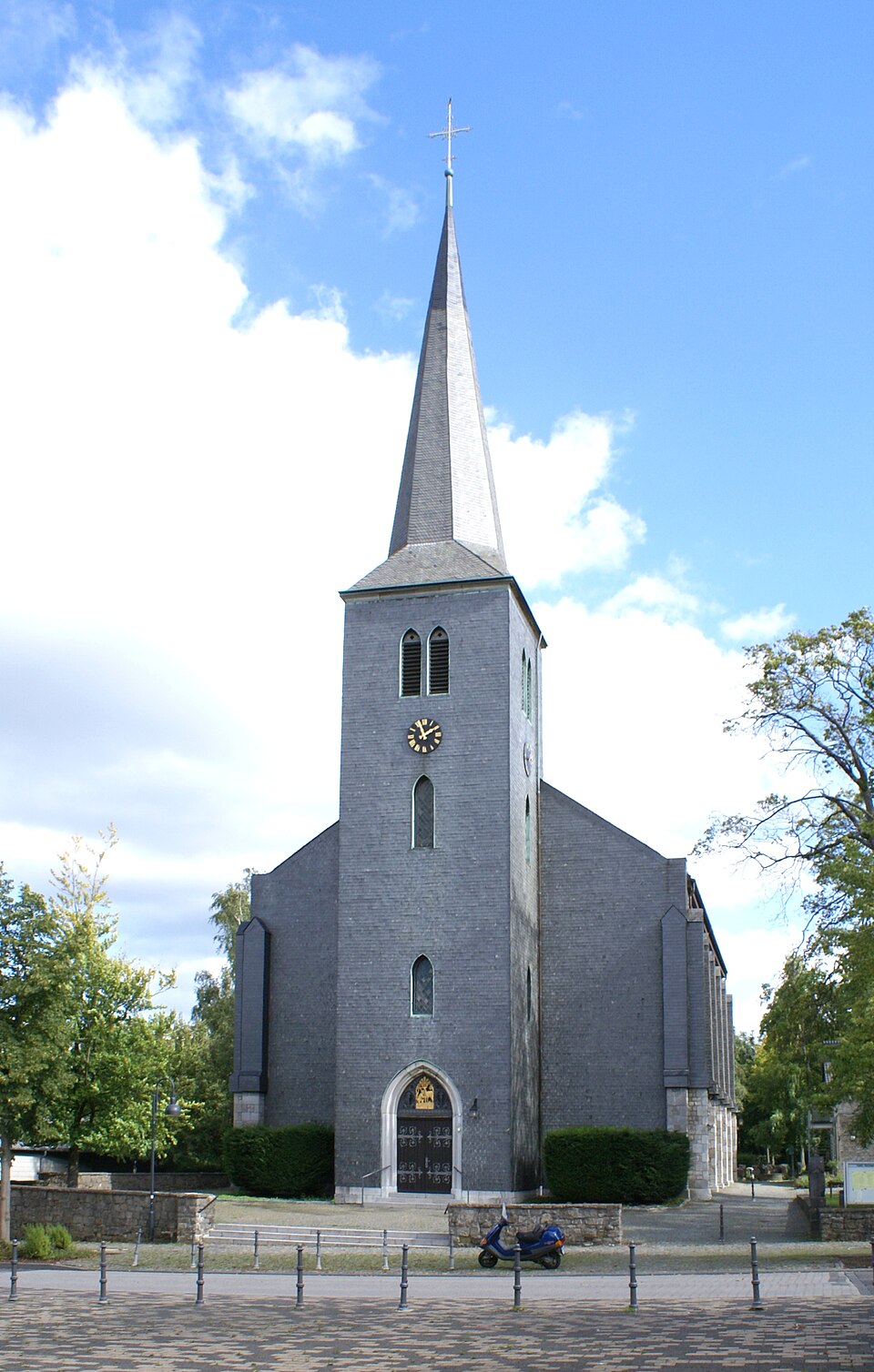 Dach-Fachbetriebe in Roetgen: Hauptstraße Katholische Hallenkirche – Foto: Caronna Dach-Fachbetriebe in Roetgen: Hauptstraße Katholische Hallenkirche