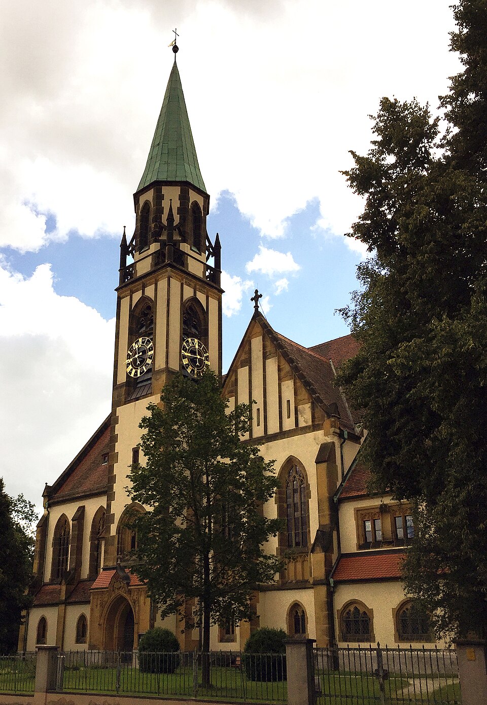 Dach-Fachbetriebe in Röthenbach an der Pegnitz: Heilig-Kreuz-Kirche