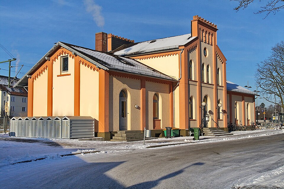 Dach-Fachbetriebe in Sarstedt: Bahnhof