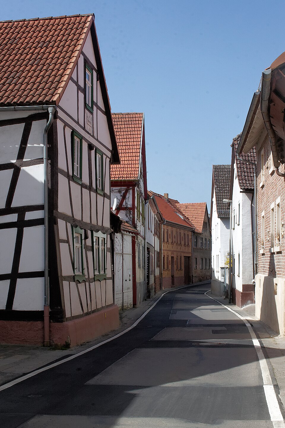 Dach-Fachbetriebe in Schaafheim: Radheim Hauptstrasse – Foto: E-W Dach-Fachbetriebe in Schaafheim: Radheim Hauptstrasse