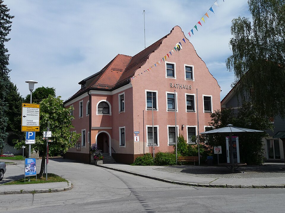 Dach-Fachbetriebe in Schöllnach: Rathaus – Foto: Konrad Lackerbeck Dach-Fachbetriebe in Schöllnach: Rathaus