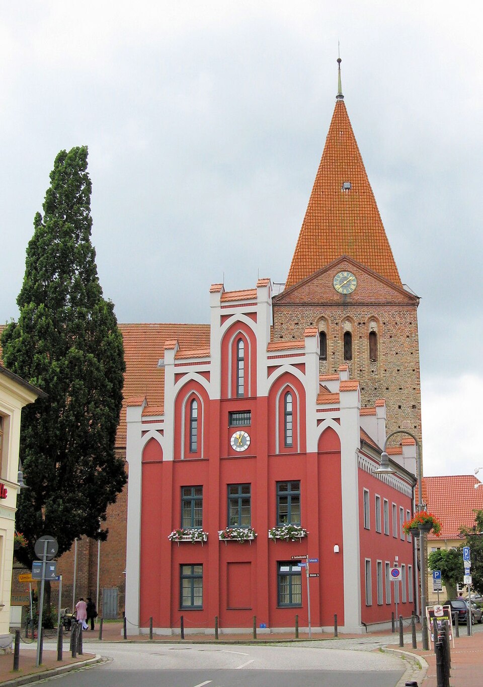 Dach-Fachbetriebe in Schwaan: Rathaus Kirche – Foto: Niteshift Dach-Fachbetriebe in Schwaan: Rathaus Kirche