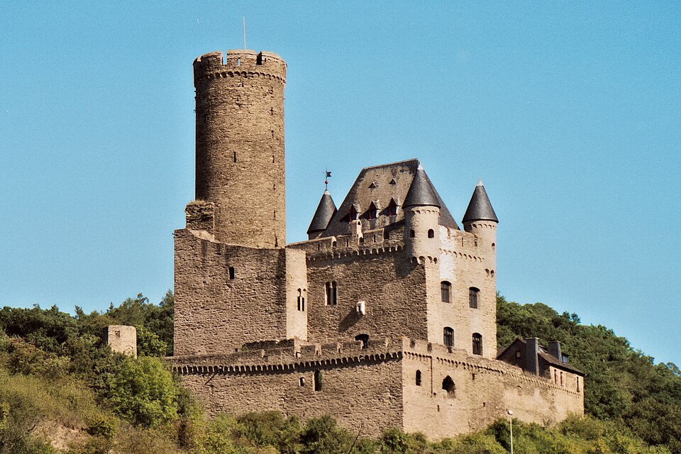 Dach-Fachbetriebe in Schwalbach: Burg – Foto: Wikimedia-Autor Dach-Fachbetriebe in Schwalbach: Burg