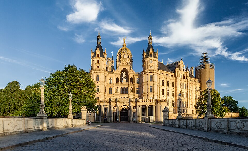 Dach-Fachbetriebe in Schwerin: Schweriner Schloss – Foto: Moahim Dach-Fachbetriebe in Schwerin: Schweriner Schloss