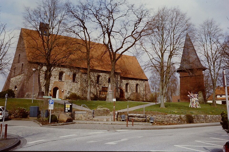 Dach-Fachbetriebe in Seevetal: St Mauritius Kirche – Foto: Schizoschaf Dach-Fachbetriebe in Seevetal: St Mauritius Kirche