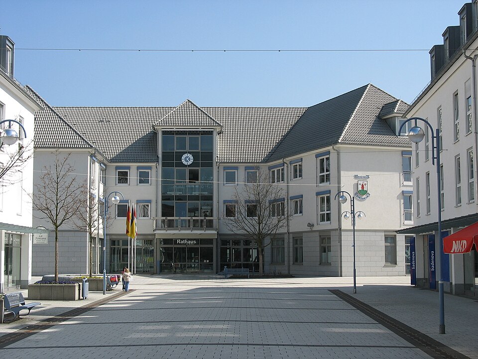 Dach-Fachbetriebe in Sinzheim: Dorfplatz und Rathaus