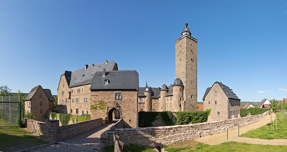 Dach-Fachbetriebe in Steinau an der Straße: Schloss Panorama – Foto: Fotografien von Rainer Lippert, zusammengefügt von mir, Grand-Duc Dach-Fachbetriebe in Steinau an der Straße: Schloss Panorama