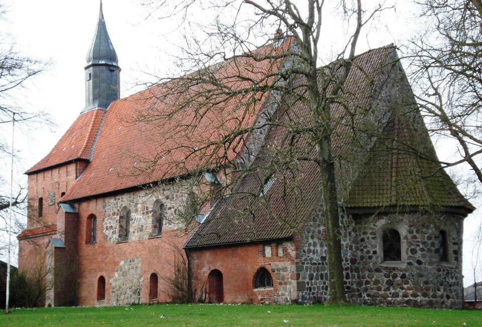 Dach-Fachbetriebe in Süsel: Feldsteinkirche – Foto: Genet at German Wikipedia Dach-Fachbetriebe in Süsel: Feldsteinkirche